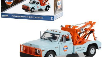 1969 Chevrolet C-30 Dually Wrecker Tow Truck Diecast Model 1/18 - Gulf Oil Edition by Greenlight