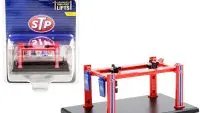Adjustable STP Red & Blue Four-Post Lift Series 2 1/64 Diecast Model by Greenlight
