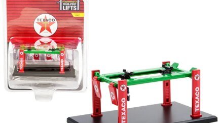 Texaco Red & Green Adjustable Four-Post Lift 1/64 Diecast Model - Greenlight Series 2