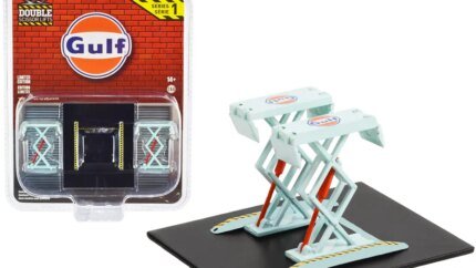 Greenlight 1/64 Diecast Gulf Oil Double Scissor Lift - Light Blue Series 1 Model