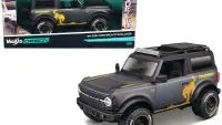 2021 Ford Bronco Badlands Dark Gray Metallic 1/24 Diecast Model Car by Maisto Design - Off-Road Edition with Gold Graphics and Roof Rack