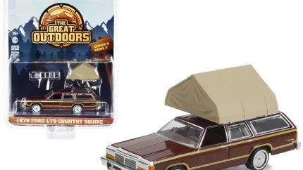 1979 Ford LTD Country Squire Diecast Model with Camp’otel Tent - Greenlight 1/64