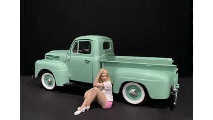 American Diorama Car Girl Figurine for 1/18 Scale Models - Tee Madee Collectible