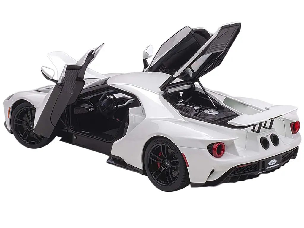 2017 Ford GT Frozen White 1/18 Diecast Model Car by Autoart – Collector’s Dream