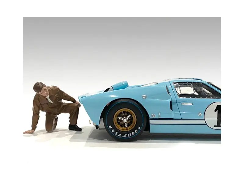 “Race Day 1” Figurine IV for 1/24 Scale Models by American Diorama