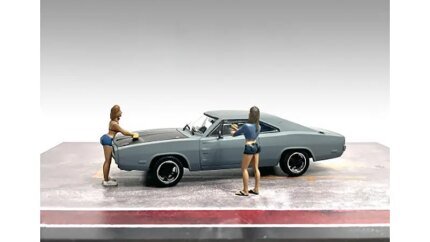 Car Wash Girls Set 2: Jessica & Jennifer 1/43 Scale Figures by American Diorama