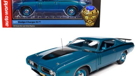 1971 Dodge Charger R/T 426 Hemi Diecast Model Car 1/18 - Blue Metallic by Auto World