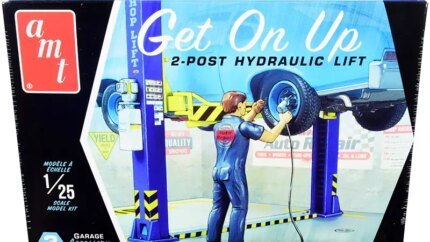 AMT Skill 2 Model Kit: 2-Post Hydraulic Lift & Figurine 'Get On Up' 1/25 Scale Garage Accessory Set