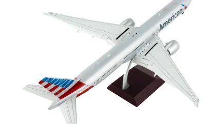 GeminiJets 1/200 Diecast Boeing 777-300ER American Airlines Model with Flaps Down