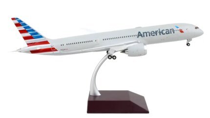 GeminiJets 1/200 Diecast Model: American Airlines Boeing 787-9 Silver