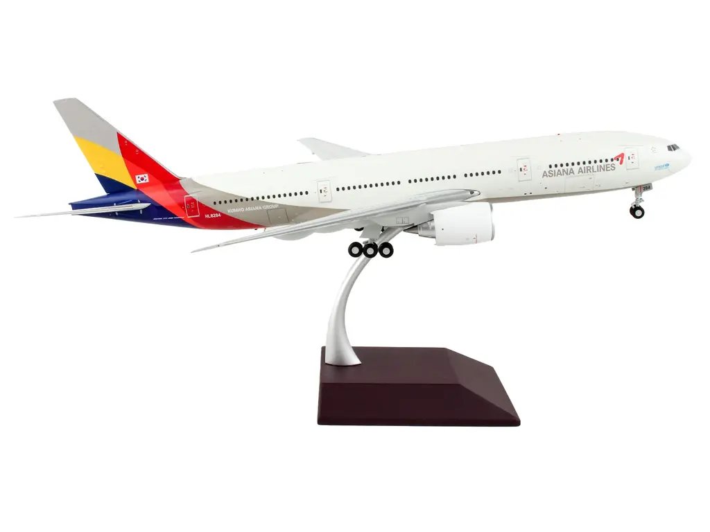 GeminiJets 1/200 Diecast Model: Asiana Airlines Boeing 777-200ER with Striped Tail