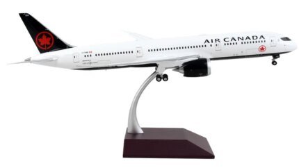 GeminiJets 1/200 Diecast Model: Air Canada Boeing 787-9 White with Black Tail