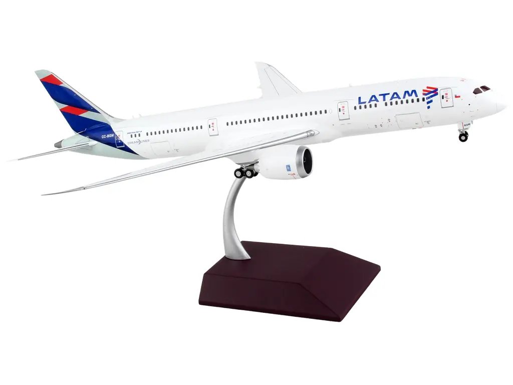 GeminiJets 1/200 Diecast Boeing 787-9 LATAM Airlines Model – White with Blue Tail
