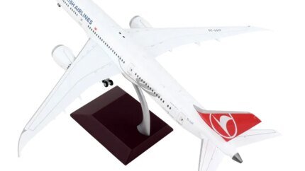 GeminiJets 1/200 Diecast Model: Turkish Airlines Boeing 787-9 - White with Red Tail