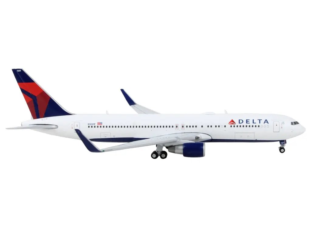 GeminiJets 1/400 Diecast Model: Delta Airlines Boeing 767-300ER with Iconic Blue & Red Tail