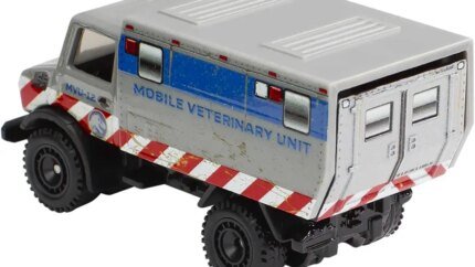 Hot Wheels Diecast: Mercedes-Benz Unimog U 1300 L Mobile Veterinary Unit from Jurassic World (2015)