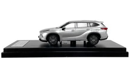 Toyota Highlander Silver Metallic 1/64 Diecast Model Car with Sunroof by LCD Models