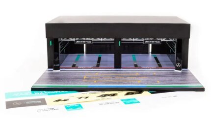 Mercedes-AMG Petronas F1 Pit Garage Diorama for 1/64 Scale Models by Tarmac Works